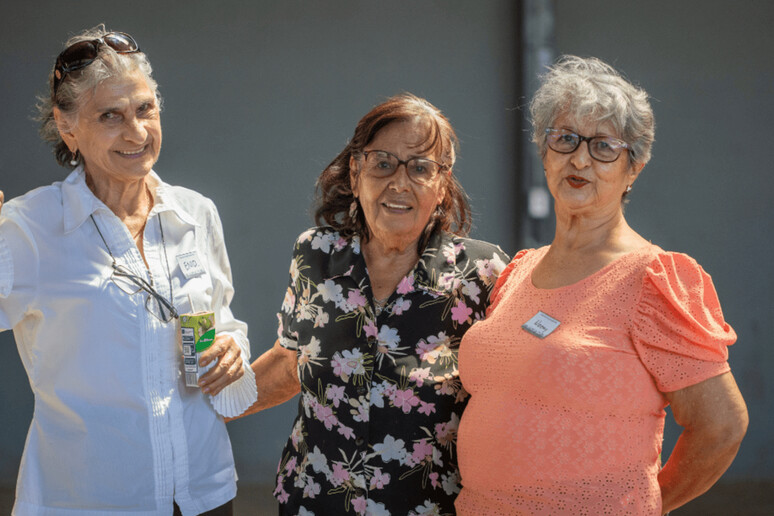 Tres mujeres adultas mayores en una actividad