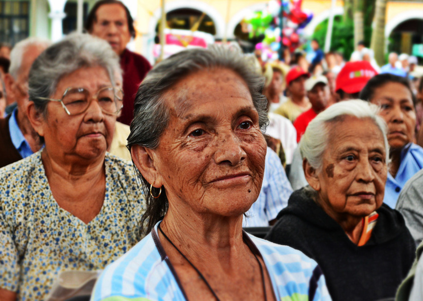 Mujeres adultas mayores en una reunión comunitaria
