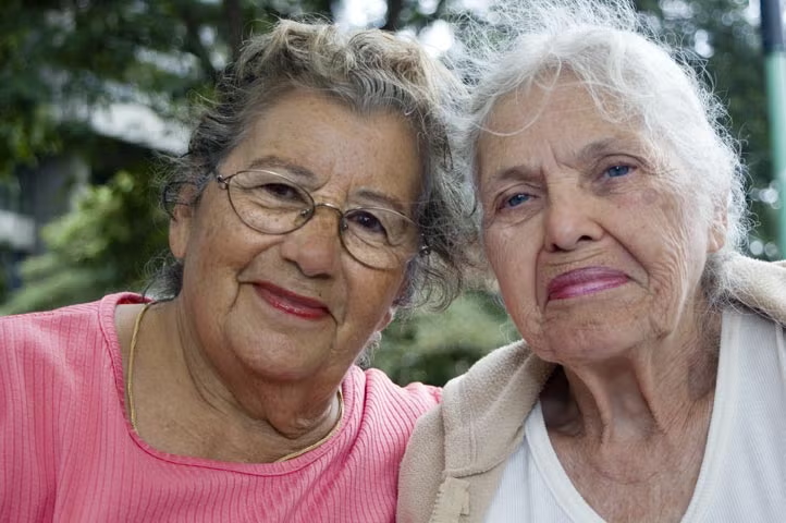 Dos amigas adultas mayores