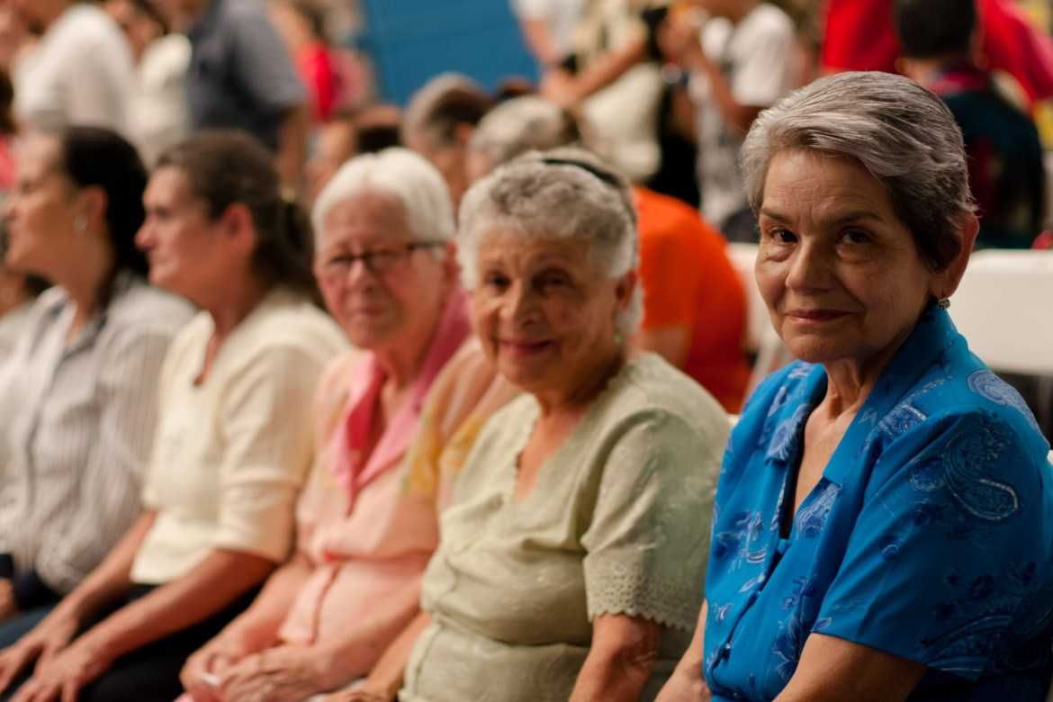 Grupo de mujeres adultas mayores reunidas